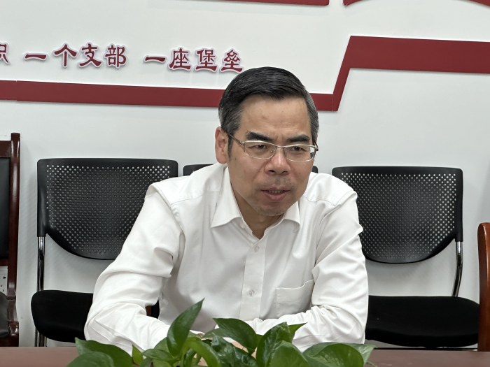随即,郭评生带领金业辉和姜磊等同志,走访了3家校企合作在学校的基地