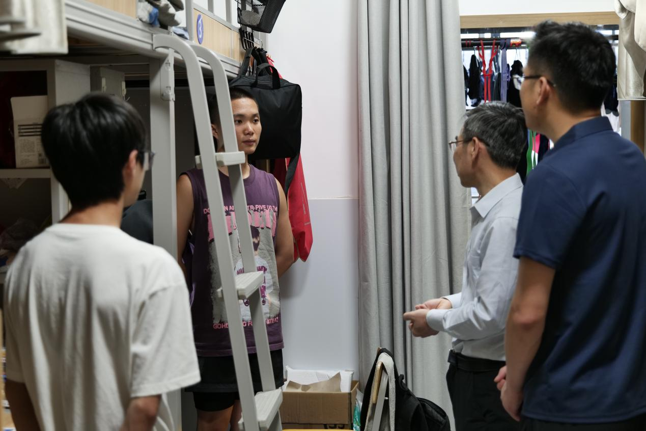 郭评生深入学生宿舍走访_学院动态_南昌工学院-建筑与环境工程学院