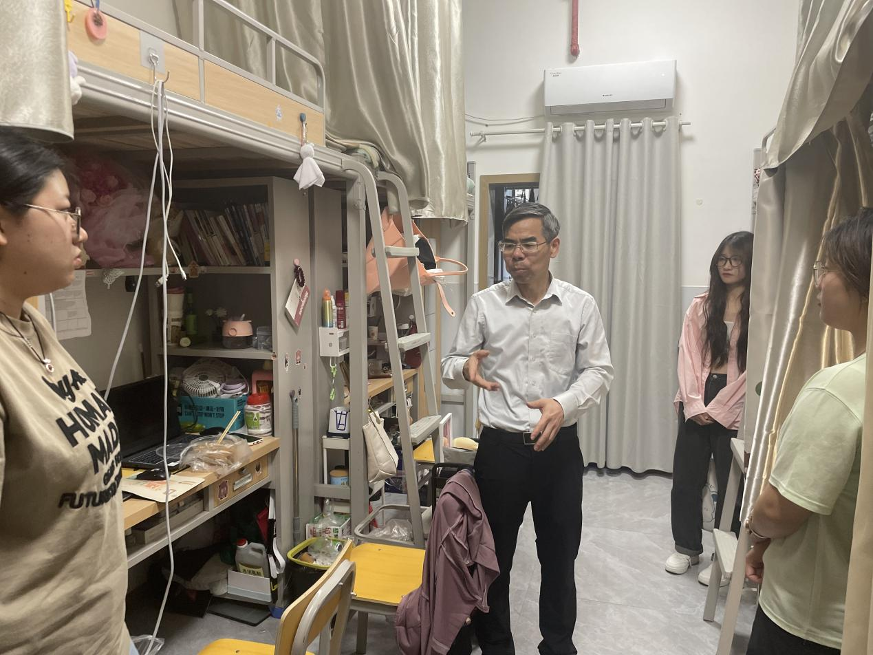 郭评生深入学生宿舍走访_学院动态_南昌工学院-建筑与环境工程学院