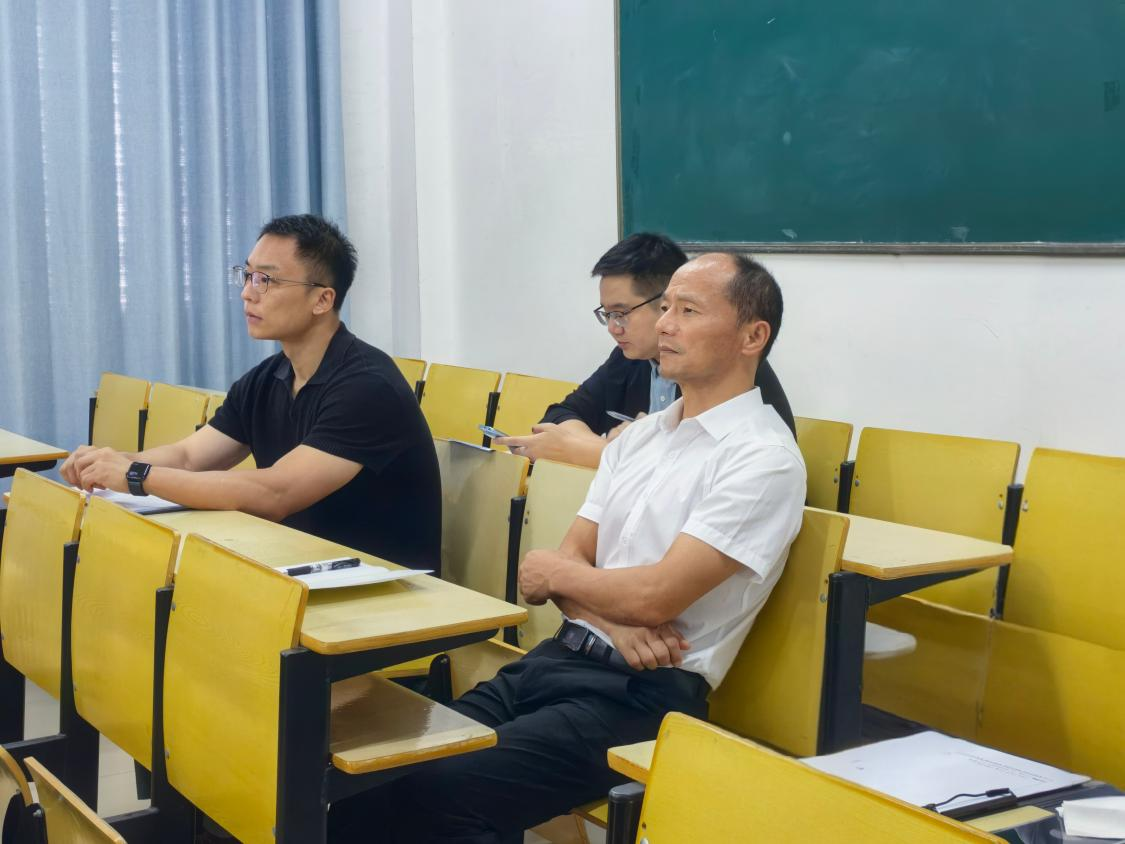 校党委书记洪跃明深入班级与...